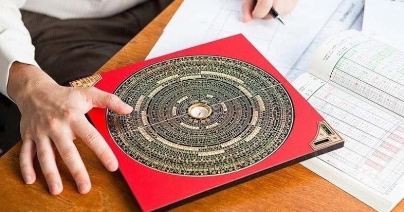 Có nên tự lập bàn thờ gia tiên hay cần mời thầy phong thủy