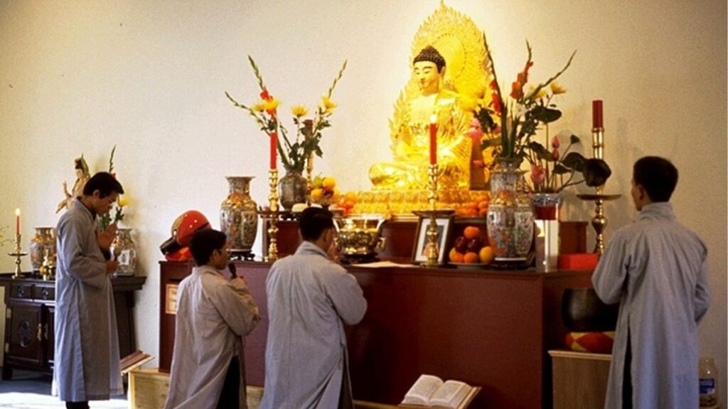 bố trí góc tụng kinh trước bàn thờ phật