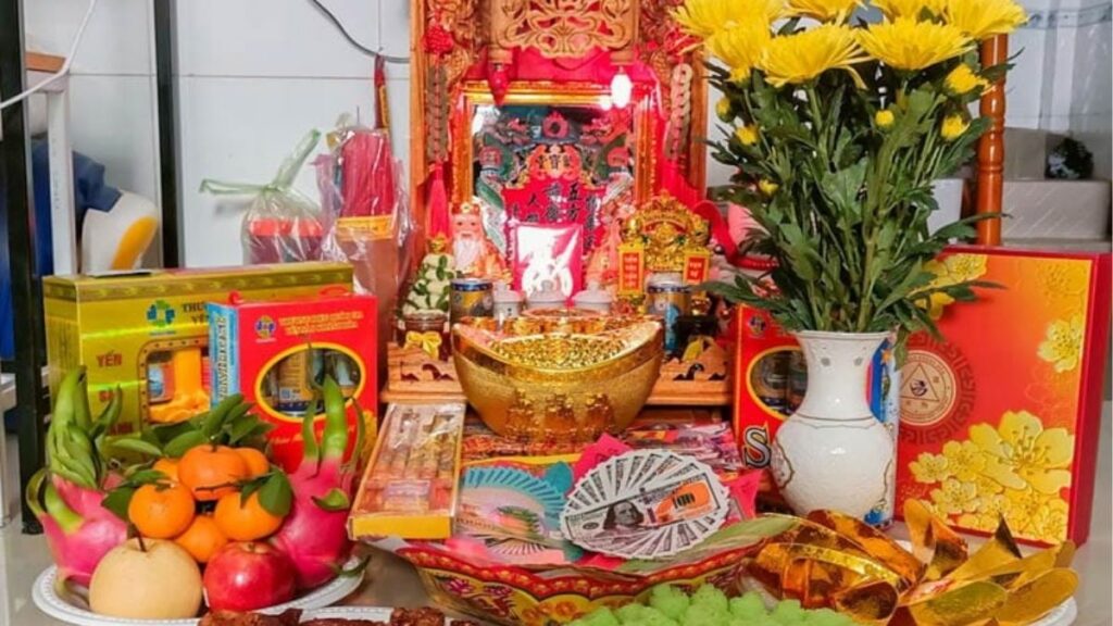 Bàn thờ Thần Tài Thổ Địa được chuẩn bị với hoa tươi, nước sạch và lễ vật trước khai trương